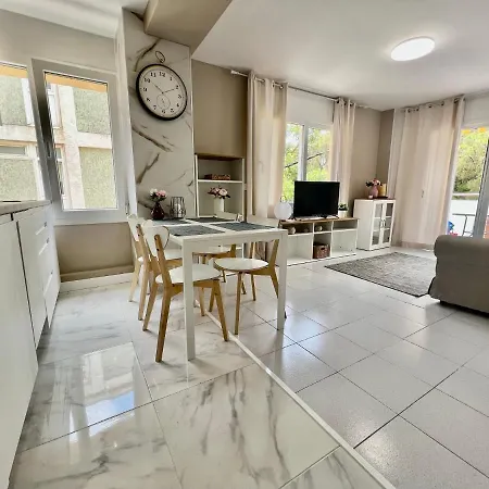 Center Apartment *